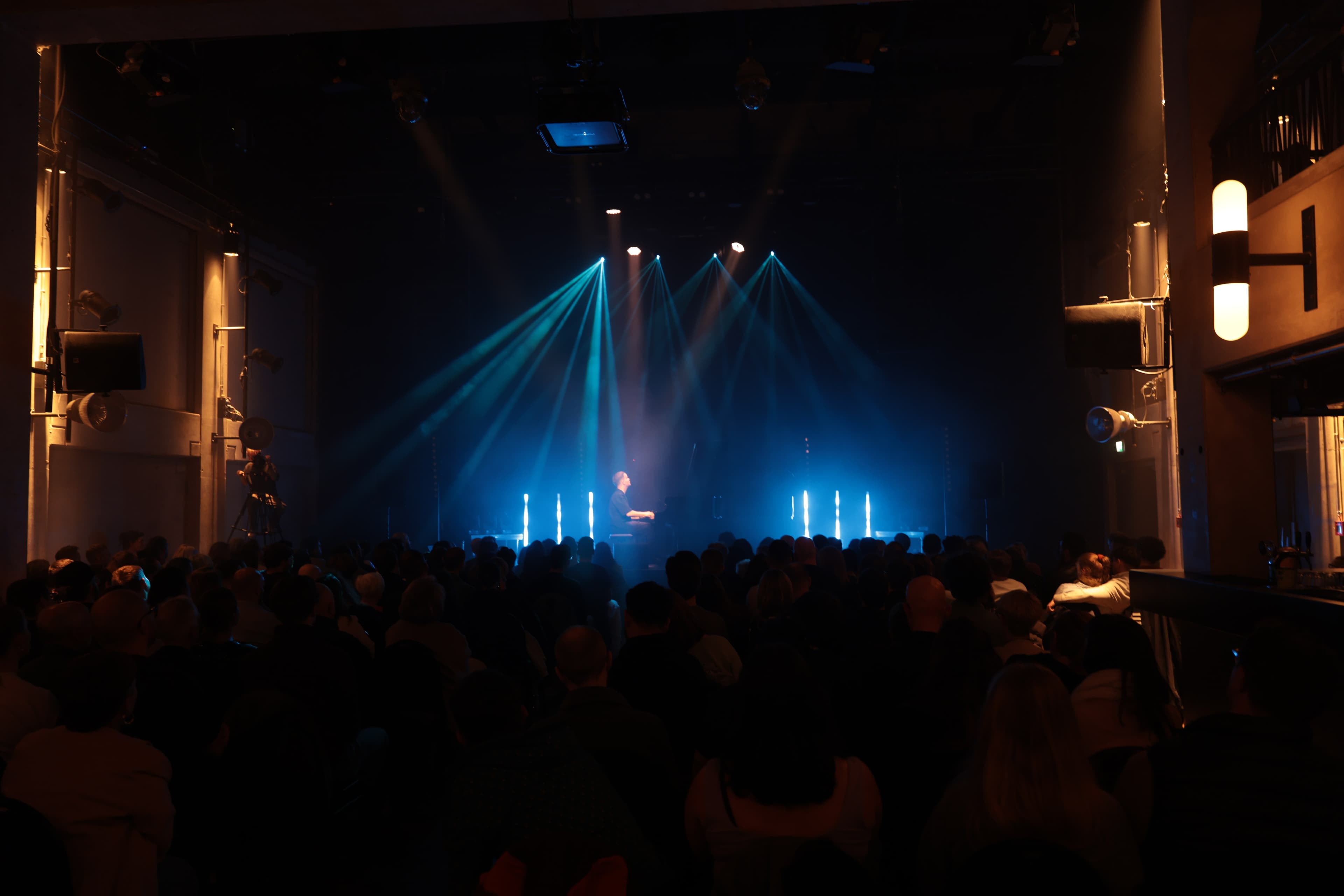Levi Schechtmann performing